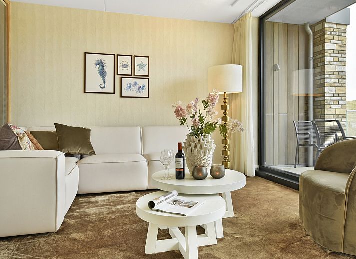 Gemuetliche Sitzecke mit dekorativen Elementen in der 4-Personen-Wohnung 4C2 an der Nordseekueste in Nordholland.