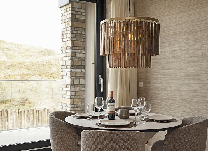 Gemuetliche Sitzecke mit dekorativen Elementen in der 4-Personen-Wohnung 4C2 an der Nordseekueste in Nordholland.