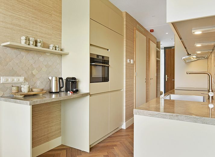 Gemuetliche Sitzecke mit dekorativen Elementen in der 4-Personen-Wohnung 4C2 an der Nordseekueste in Nordholland.