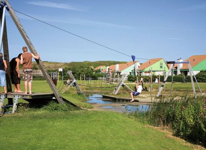 Veranda van STRANDSLAG JULIANA vakantiehuis in Julianadorp aan Zee, Noordzeekust met tuinmeubilair.