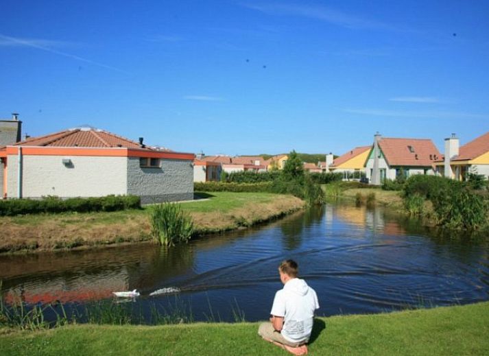 Veranda van STRANDSLAG JULIANA vakantiehuis in Julianadorp aan Zee, Noordzeekust met tuinmeubilair.