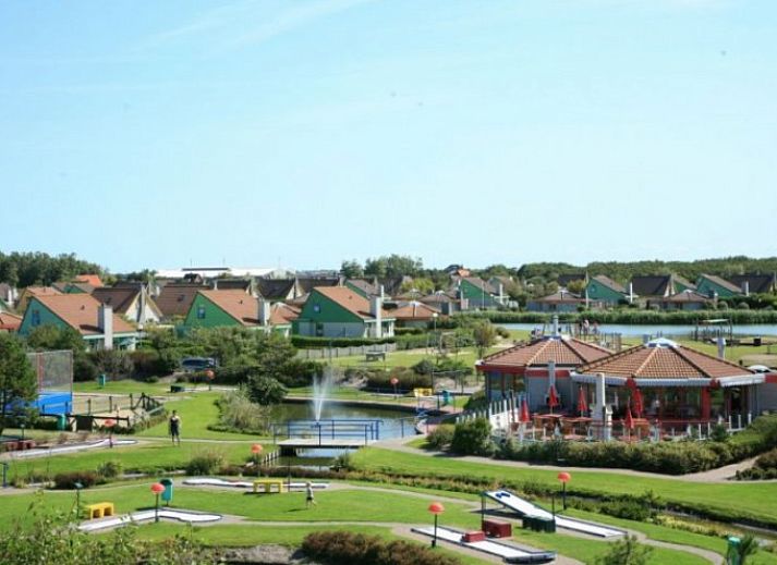 Veranda van STRANDSLAG JULIANA vakantiehuis in Julianadorp aan Zee, Noordzeekust met tuinmeubilair.