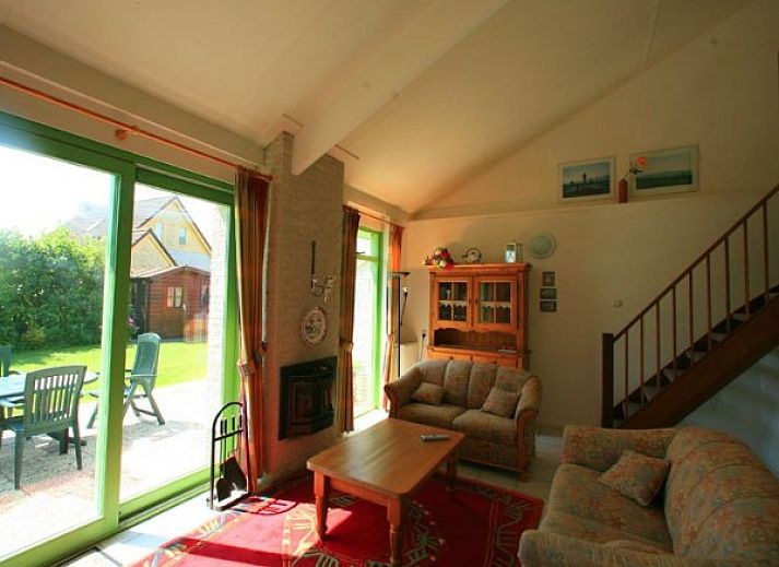 Veranda van STRANDSLAG JULIANA vakantiehuis in Julianadorp aan Zee, Noordzeekust met tuinmeubilair.