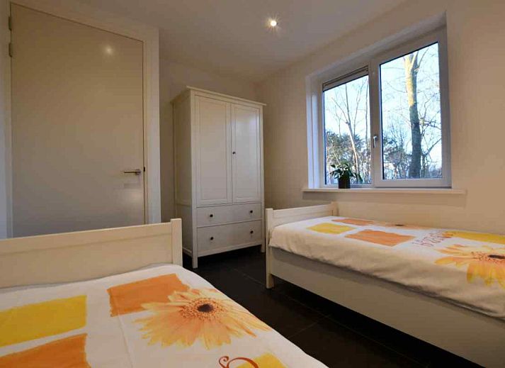 Cozy bedroom in NH114 vacation home, Julianadorp aan Zee, North Holland, with comfortable bed.