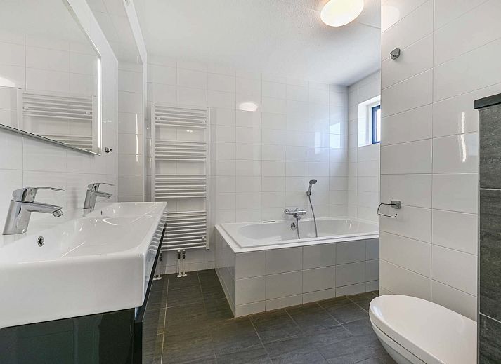 Gezellige entree van vrijstaande woning Julianadorp aan Zee, Noord-Holland