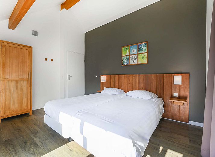 Lichte woonkamer met uitzicht in woning Julianadorp aan Zee, Noord-Holland