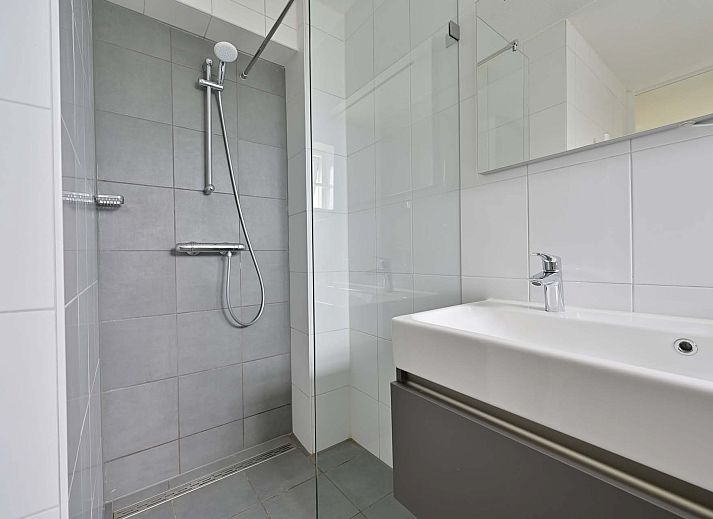 Vooraanzicht van de vrijstaande vakantiewoning in Julianadorp aan Zee aan de Noordzeekust.