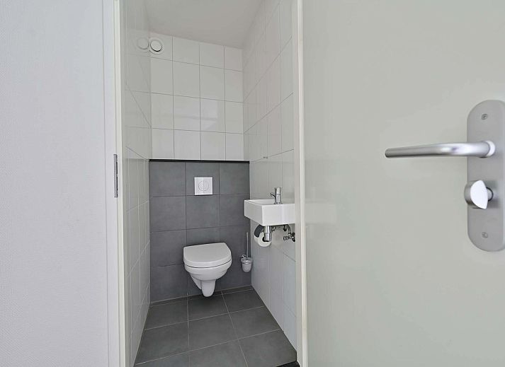 Vooraanzicht van de vrijstaande vakantiewoning in Julianadorp aan Zee aan de Noordzeekust.