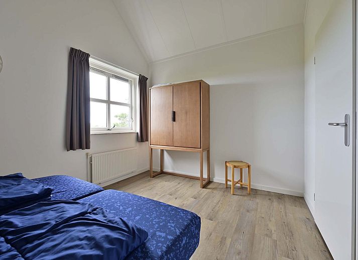 Ruime woonkamer met moderne inrichting in vakantiewoning Julianadorp aan Zee.