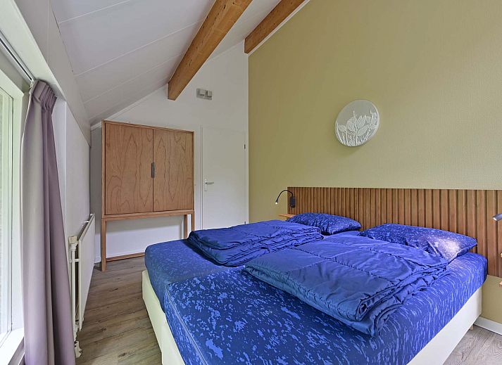 Ruime woonkamer met moderne inrichting in vakantiewoning Julianadorp aan Zee.