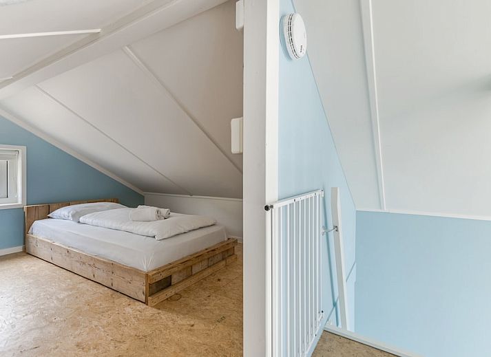 Interior space of Beach House 4-6 in Julianadorp aan Zee, North Holland, with modern furnishings and views of the North Sea coast.