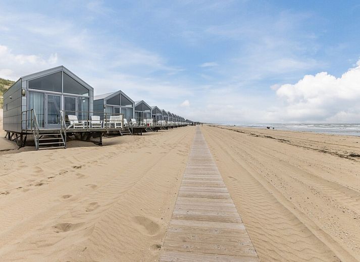 Interior space of Beach House 4-6 in Julianadorp aan Zee, North Holland, with modern furnishings and views of the North Sea coast.
