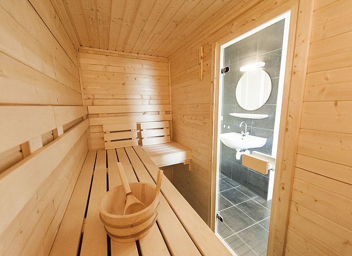 Ontspan in de sauna van Beach Resort Ooghduyne 16-persoons villa, Julianadorp aan Zee, Noord-Holland.