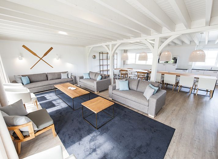 Ruime woonkamer in Beach Resort Ooghduyne 16-persoons villa, Julianadorp aan Zee, met moderne inrichting.