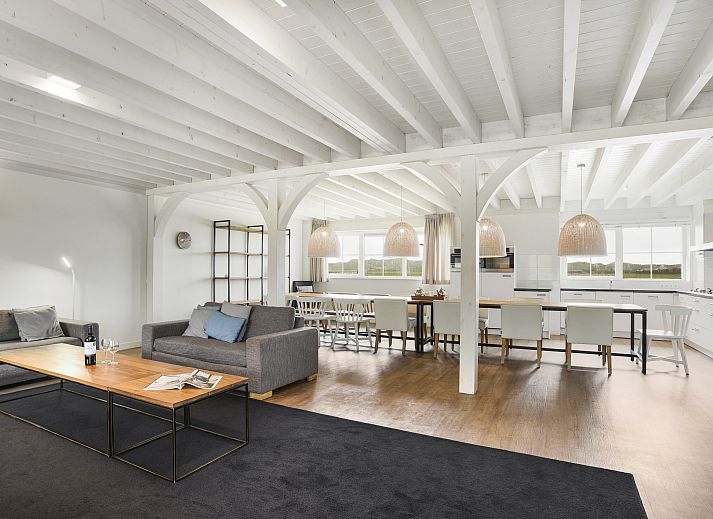 Ruime woonkamer in Beach Resort Ooghduyne 16-persoons villa, Julianadorp aan Zee, met moderne inrichting.