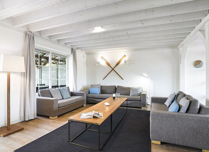 Ruime woonkamer in Beach Resort Ooghduyne 16-persoons villa, Julianadorp aan Zee, met moderne inrichting.