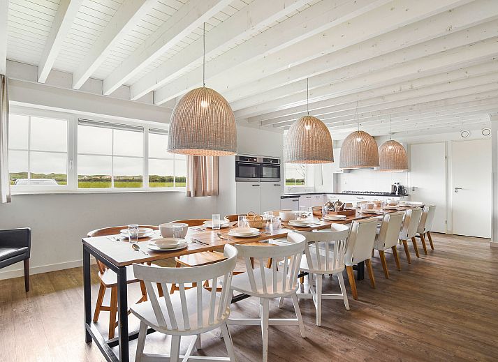 Ruime woonkamer in Beach Resort Ooghduyne 16-persoons villa, Julianadorp aan Zee, met moderne inrichting.