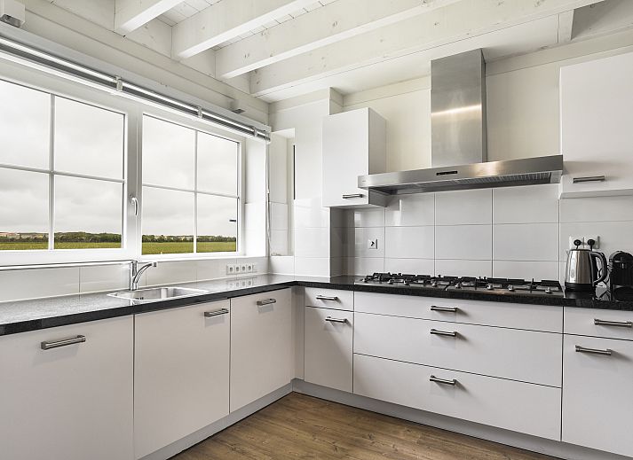 Stijlvolle badkamer in Beach Resort Ooghduyne 16-persoons villa, Julianadorp aan Zee, Noord-Holland.