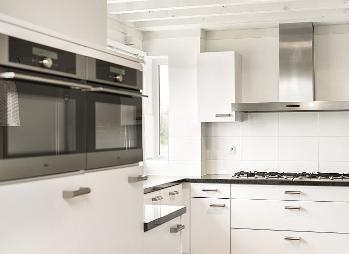 Stijlvolle badkamer in Beach Resort Ooghduyne 16-persoons villa, Julianadorp aan Zee, Noord-Holland.