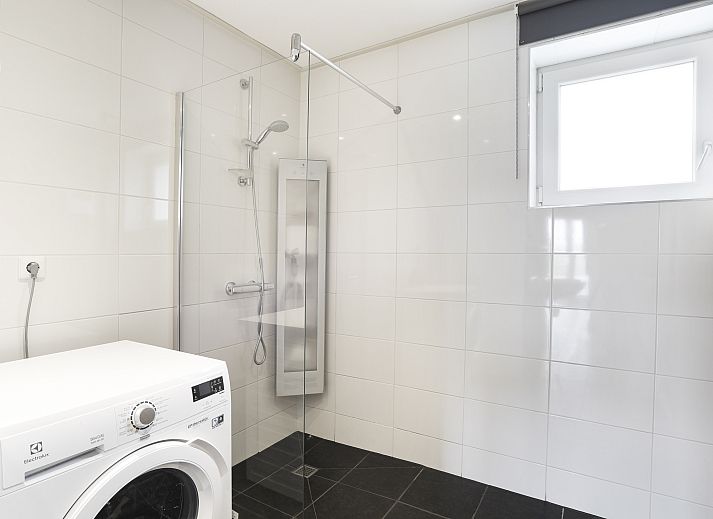 Stijlvolle badkamer in Beach Resort Ooghduyne 16-persoons villa, Julianadorp aan Zee, Noord-Holland.