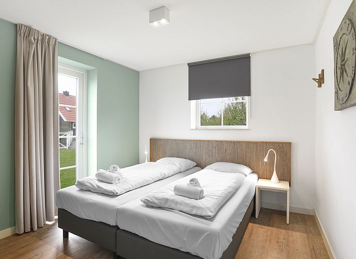 Comfortabele zithoek in Beach Resort Ooghduyne 16-persoons villa, Julianadorp aan Zee, met gezellige banken.