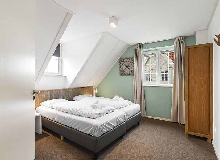 Gezellig terras met schommelstoelen in Beach Resort Ooghduyne 16-persoons villa, Julianadorp aan Zee.