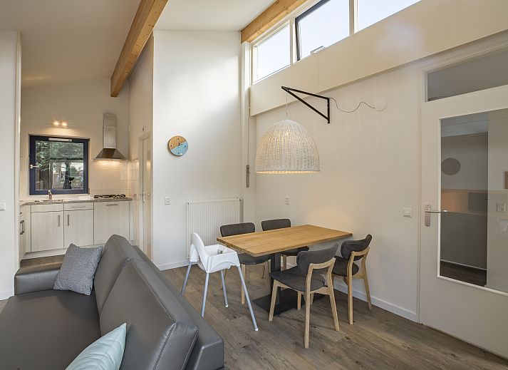 Sonnenterrasse des Beach Resort Ooghduyne, 4-Personen-Hundevilla in Julianadorp aan Zee, Nordseekueste.