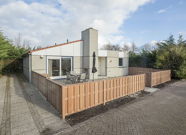 Sonnenterrasse des Beach Resort Ooghduyne, 4-Personen-Hundevilla in Julianadorp aan Zee, Nordseekueste.