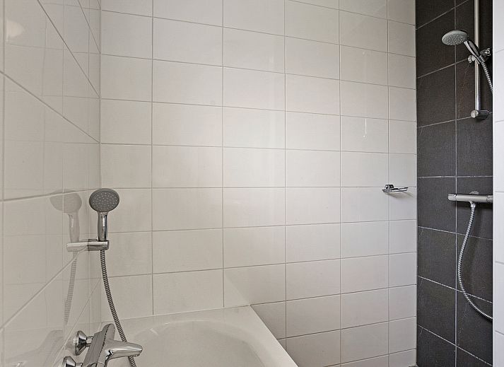 Umzaeunter Garten im Beach Resort Ooghduyne, 4-Personen-Hundevilla in Julianadorp aan Zee, Nordholland.