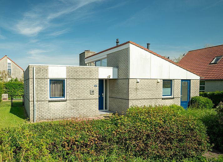 Modernes Wohnzimmer des Beach Resort Ooghduyne, 4-Personen-Villa fuer Hunde in Julianadorp aan Zee, Nordholland.
