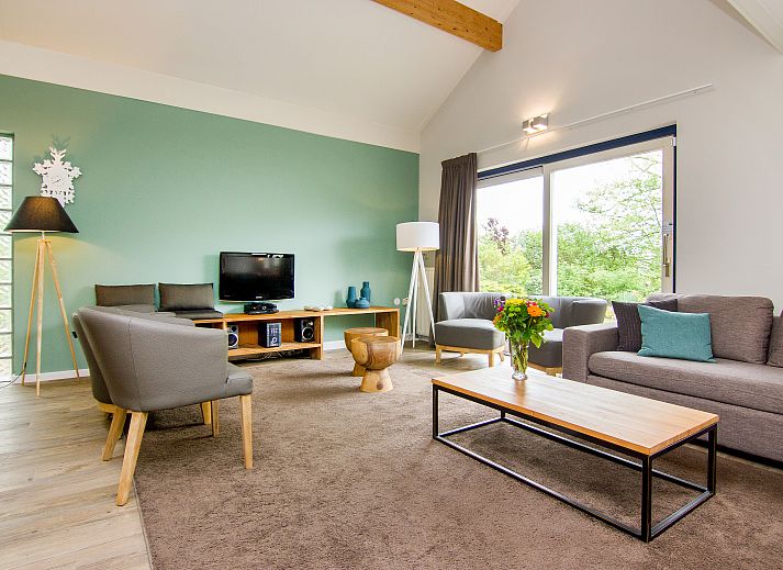 Beach Resort Ooghduyne 10-persoons villa in Julianadorp aan Zee, omgeven door groen en rust.