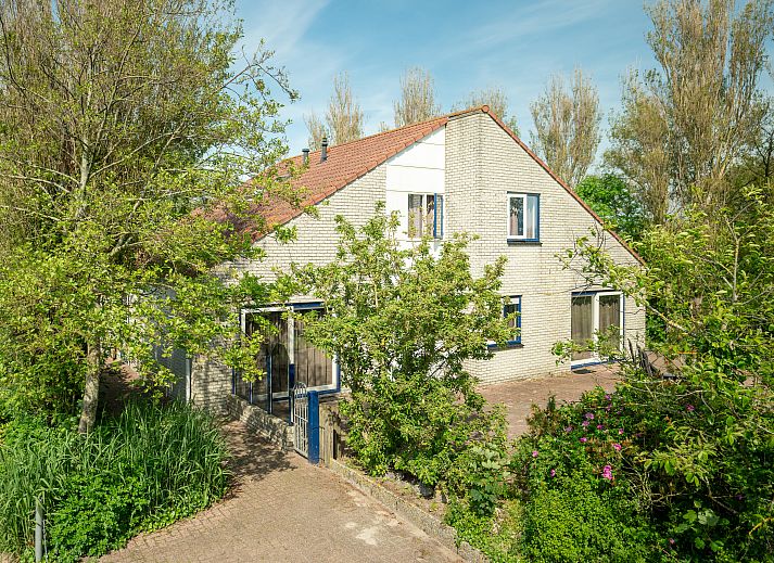 Beach Resort Ooghduyne 10-persoons villa in Julianadorp aan Zee, omgeven door groen en rust.