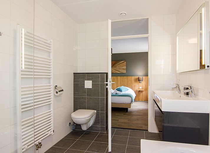 Gezellige woonkamer in Beach Resort Ooghduyne villa, Julianadorp aan Zee, met moderne inrichting.