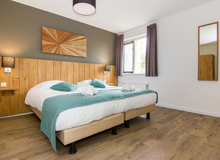 Gezellige woonkamer in Beach Resort Ooghduyne villa, Julianadorp aan Zee, met moderne inrichting.