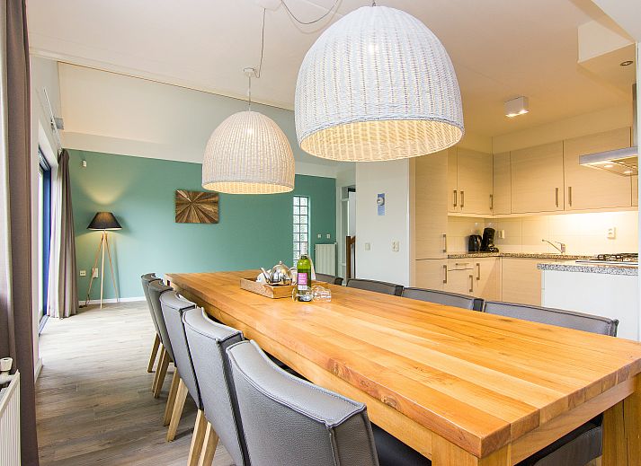 Gezellige woonkamer in Beach Resort Ooghduyne villa, Julianadorp aan Zee, met moderne inrichting.