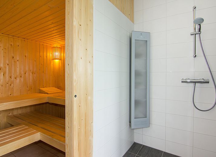 Strakke badkamer in Beach Resort Ooghduyne villa, Julianadorp aan Zee, met toegang tot slaapkamer.