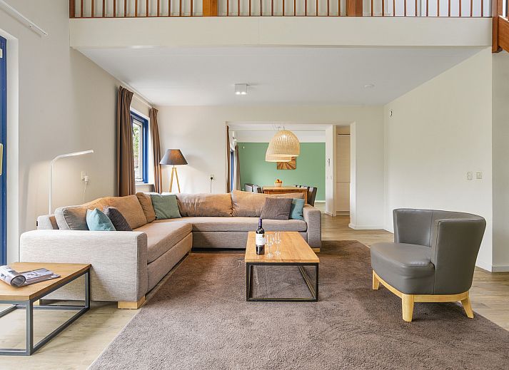 Strakke badkamer in Beach Resort Ooghduyne villa, Julianadorp aan Zee, met toegang tot slaapkamer.