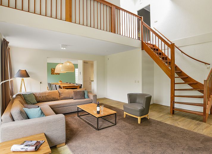 Strakke badkamer in Beach Resort Ooghduyne villa, Julianadorp aan Zee, met toegang tot slaapkamer.