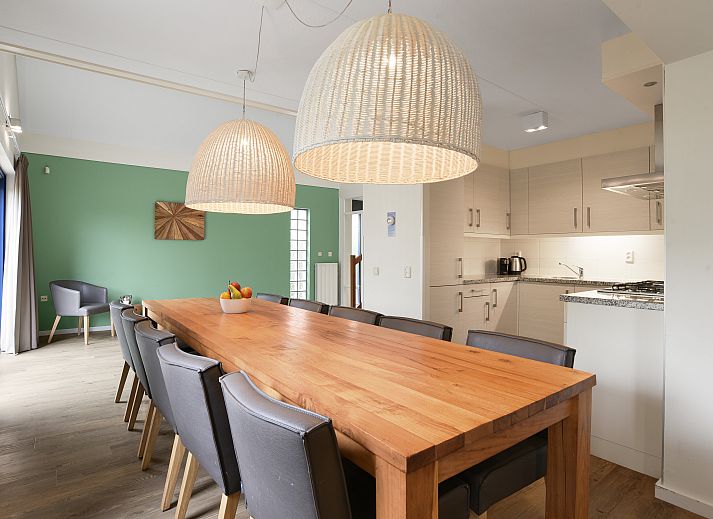 Ruime zithoek in Beach Resort Ooghduyne villa, Julianadorp aan Zee, ideaal voor ontspanning.