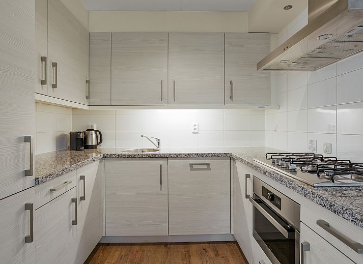 Ruime zithoek in Beach Resort Ooghduyne villa, Julianadorp aan Zee, ideaal voor ontspanning.