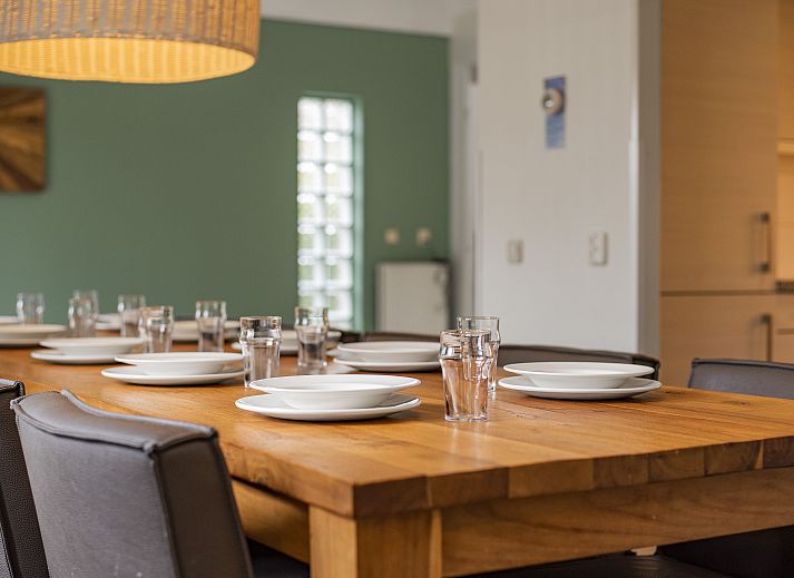 Ruime zithoek in Beach Resort Ooghduyne villa, Julianadorp aan Zee, ideaal voor ontspanning.