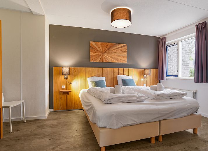 Ruime zithoek in Beach Resort Ooghduyne villa, Julianadorp aan Zee, ideaal voor ontspanning.