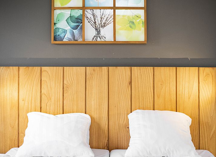 Moderne woonkamer in Beach Resort Ooghduyne villa, Julianadorp aan Zee, met groene muur.