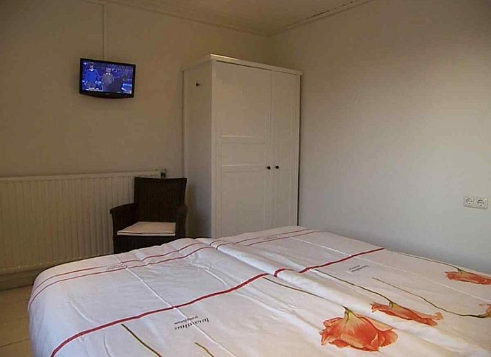 Beach and pavilion near vacation home NH080 in Julianadorp aan Zee, North Holland, ideal for relaxation on the North Sea coast.