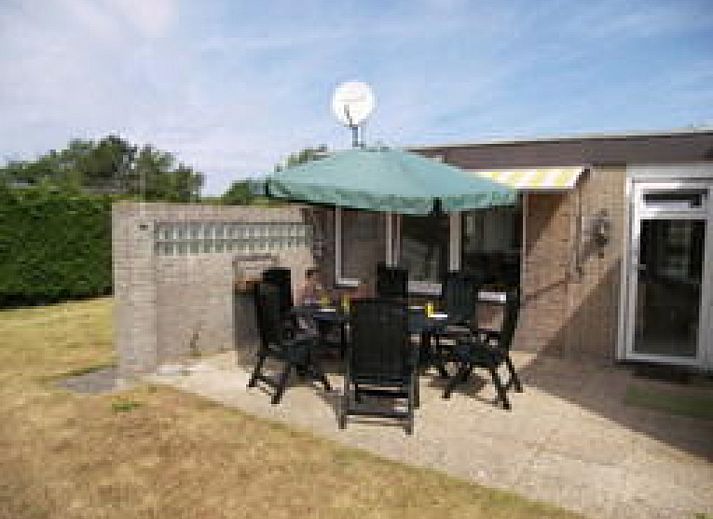 Beach and pavilion near vacation home NH080 in Julianadorp aan Zee, North Holland, ideal for relaxation on the North Sea coast.