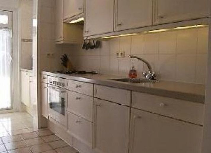 Beach and pavilion near vacation home NH080 in Julianadorp aan Zee, North Holland, ideal for relaxation on the North Sea coast.