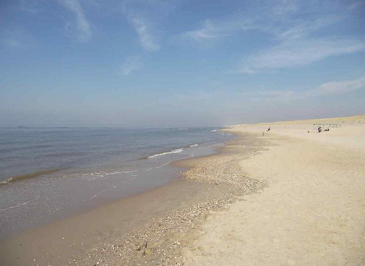 Beach and pavilion near vacation home NH080 in Julianadorp aan Zee, North Holland, ideal for relaxation on the North Sea coast.