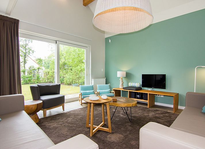 Moderne badkamer met douche in Beach Resort Ooghduyne 6-persoons kindervilla, Julianadorp aan Zee.