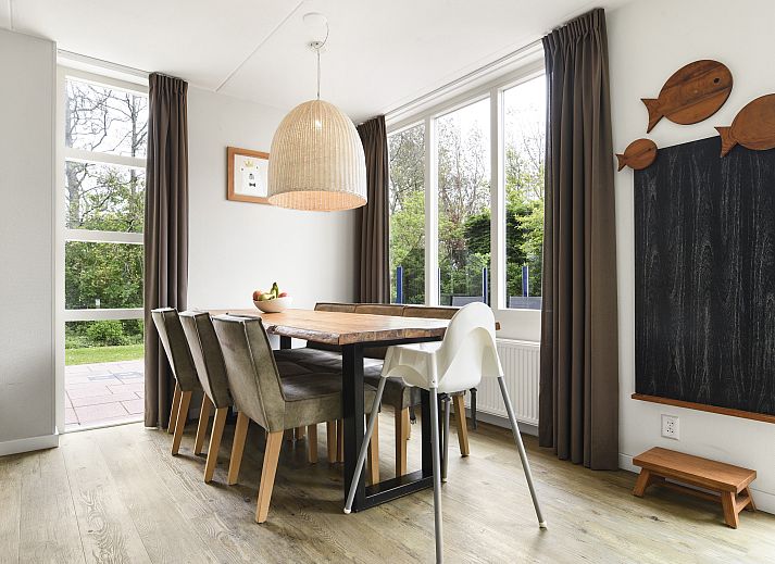 Lichte woonkamer in Beach Resort Ooghduyne 6-persoons villa, Noordzeekust, Noord-Holland.