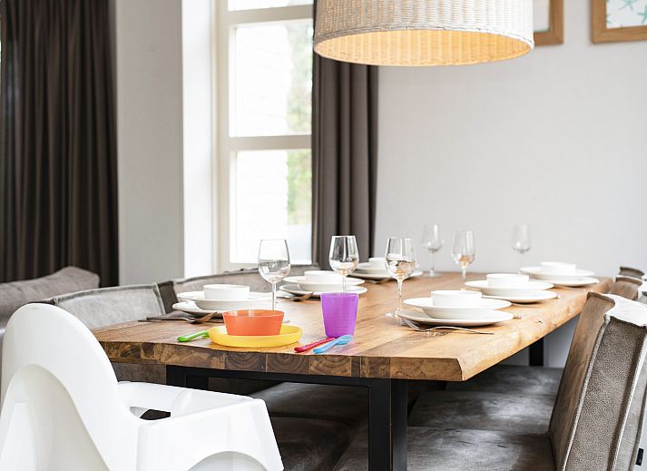 Lichte woonkamer in Beach Resort Ooghduyne 6-persoons villa, Noordzeekust, Noord-Holland.